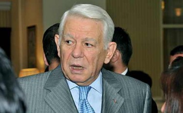 Teodor Viorel Meleșcanu (n. 10 martie 1941, Brad, județul Hunedoara) este un diplomat și om politic român, ministru de externe în perioada 1992-1996 în guvernul Văcăroiu din partea FDSN, din nou ministru de externe din 10 noiembrie 2014 până în 18 noiembrie 2014, în guvernul Ponta. În perioada aprilie 2007–decembrie 2008 a fost ministru al apărării naționale în Guvernul Tăriceanu (PNL). A fost senator de Prahova, ales în colegiul al treilea al acestei circumscripții, pe listele Partidul Național Liberal. Membru al senatului în legislatura 1996-2000, a fost ales atunci pe listele PDSR, iar în 2004 a fost ales pe listele Alianței D.A.. În 27 februarie 2012 președintele Traian Băsescu l-a desemnat pe Teodor Meleșcanu drept director al Serviciului de Informații Externe. A fost validat în funcție de Parlamentul României în data de 28 februarie 2012. Pe 22 septembrie 2014 a demisionat din funcție și și-a depus candidatura pentru alegerile prezidențiale din 2014 - foto: cersipamantromanesc.wordpress.com