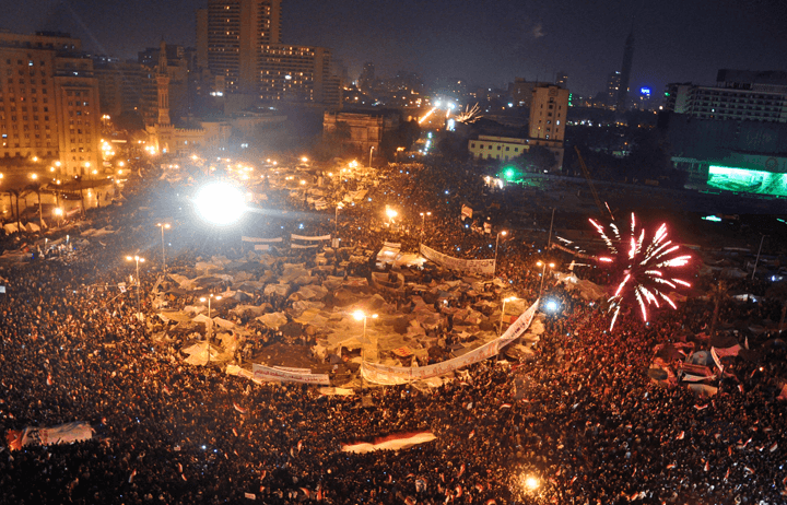 Revoluția egipteană din 2011 (Celebrating the announcement of Hosni Mubarak's resignation in Tahrir Square, 11 February) - foto preluat de pe en.wikipedia.org