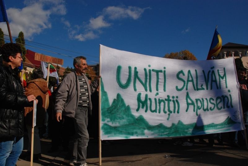 Apusenii şi ţara susţin Roşia Montană - Marea Adunare a Moților și citirea Proclamației de la Câmpeni (19 octombrie 2013) -foto -  Tudor Brădăţan (preluat de pe: voxpublica.realitatea.net)