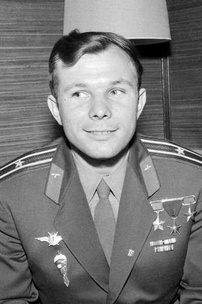 Iuri Alexeevici Gagarin (n. 9 martie 1934, Klușino, RSFS Rusă, URSS - d. 27 martie 1968, Kirjaci, RSFS Rusă, URSS) a fost un cosmonaut sovietic, Erou al Uniunii Sovietice. La 12 aprilie 1961, el a devenit primul om care a ajuns în spațiu și pe orbita Pământului. A primit numeroase medalii în diferite țări pentru zborul său de pionierat în spațiul cosmic - Iuri Gagarin in Helsinki, 1961, foto preluat de pe en.wikipedia.org