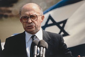 Menachem Begin (n.16 august 1913; d. 9 martie 1992) a fost un om politic israelian, comandant, în anii mandatului britanic, al organizației evreiești paramilitare de rezistență Etzel (Irgun Tzvai Leumi), apoi lider al mișcării de dreapta „Herut”, prim-ministru al Israelului în perioada 20 iunie 1977 - 10 octombrie 1983. Discipol al lui Zeev Jabotinski, considerat unul din pionierii sionismului, marele merit al său îl constituie reușita acțiunii "schimburi de teritorii contra pace", desfășurate între Israel și Egipt. Pentru aceasta, alături de președintele Egiptului, Anwar el-Sadat, în 1978, a primit Premiul Nobel pentru Pace - foto: cersipamantromanesc.wordpress.com