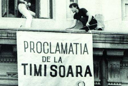 12 martie 1990: În timpul manifestaţiei populare maraton din Piaţa Operei din Timişoara, care începuse cu o zi in urma, la 11 martie 1990, a fost adoptată Proclamaţia de la Timişoara - foto: pentrutimisoara.ro