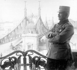 Generalul Panaitescu pe terasa hotelului Gellert din Budapesta - foto - istorie-pe-scurt.ro