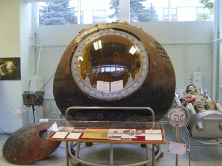 12 aprilie 1961: Zborul primului cosmonaut din lume, Iuri Gagarin, la bordul navei „Vostok I". În fotografie, capsula lui Gagarin astăzi păstrată la Muzeul RKK Energiya din Koroliov, Rusia - foto preluat de pe ro.wikipedia.org 