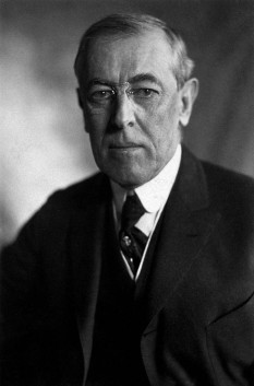 Thomas Woodrow Wilson, cunoscut mai ales ca Woodrow Wilson, (n. 28 decembrie 1856 - 3 februarie 1924), cel de-al douăzeci și optulea președinte al Statelor Unite ale Americii (1913 - 1921). Un devotat prezbiterian, Wilson a devenit și un bun istoric și un specialist în științe politice - foto: en.wikipedia.org