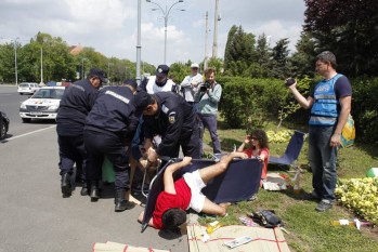 Activişti luaţi pe sus de lângă Guvern, 1 mai 2015 - foto preluat de pe epochtimes.ro