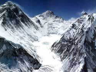 Everest - foto preluat de pe cersipamantromanesc.wordpress.com
