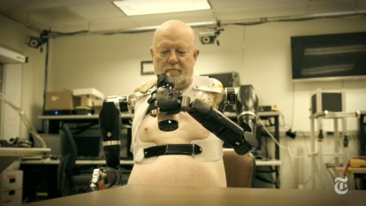 The Bionic Man - foto captura - nytimes.com