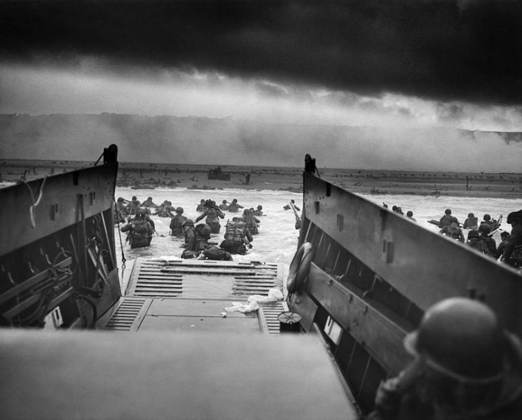 Bătălia pentru Normandia, Parte a Operațiunii Overlord - in imagine, Debarcarea primilor militari americani pe plaja Omaha. Fotografie de Robert F. Sargent - foto: ro.wikipedia.org