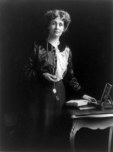 Emmeline Pankhurst (n. 14 iulie 1858, Manchester - d. 14 iunie 1928 , Londra) născută Emmeline Goulden, reprezentantă a mișcării radicale feministe, o militantă (sufragetă) care a luptat pentru drepturile femeii - foto - ro.wikipedia.org