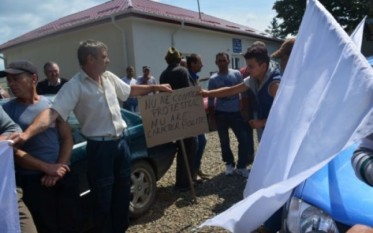 Sătenii din Havârna la protest - foto - adevarul.ro (botosaneanul.ro)