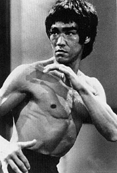 Bruce Lee (n. 27 noiembrie 1940, San Francisco, California - d. 20 iulie 1973, Hong Kong) actor chinez-american, instructor de arte marțiale, filozof, regizor, producător, scenarist și întemeietorul categoriei de artă marțială cunoscută sub numele de Jet Kune Do - foto: ro.wikipedia.org 