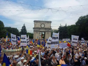 Chişinău - 5 iulie 2015 - Marea Adunare Naţională - Zeci de mii de oameni scandează  - foto - infoprut.ro
