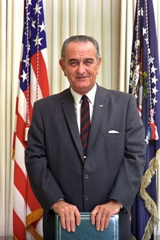 Lyndon Baines Johnson, cunoscut mai ales ca Lyndon B. Johnson, (n. 27 august 1908 - d. 22 ianuarie 1973), adesea numit pe inițialele sale, LBJ, cel de-al treizeci și șaptelea vicepreședinte și cel de-al treizeci și șaselea președinte al Statelor Unite ale Americii (1963 - 1969)  foto: ro.wikipedia.org