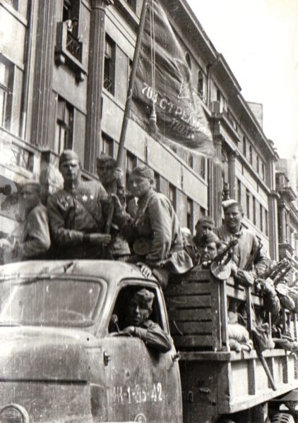 Armata Roşie a intrat în Bucureşti la o săptămână după evenimente, găsind oraşul eliberat de germani, armata română gata de luptă de partea ei şi un guvern dispus să-i fie aliat - foto preluat de pe ro.wikipedia.org
