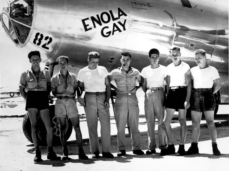 The Enola Gay dropped the "Little Boy" atomic bomb on Hiroshima. In this photograph are five of the aircraft's ground crew with mission commander Paul Tibbets in the center - foto preluat de pe en.wikipedia.org