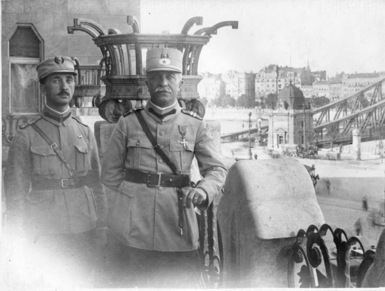 Generalul Gheorghe Mărdărescu (dreapta) pe terasa hotelului Ghelert din Budapesta, august 1919 - foto: istorie-pe-scurt.ro