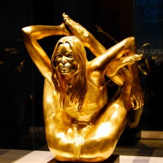 Gold sculpture of Kate Moss on display in the British Museum - foto - moderncelebs.com