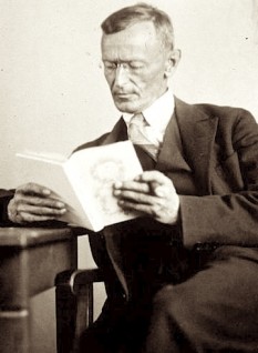 Hermann Hesse (n. 2 iulie 1877, Calw, Germania – d. 9 august 1962, Montagnola, Elveția) scriitor german, laureat al Premiului Nobel pentru Literatură pe anul 1946 - foto - ro.wikipedia.org
