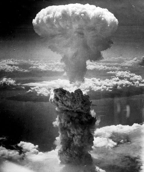 Norul ciupercă provocat de explozia aruncării celei de-a doua bombe atomice, [The] Fat Man, deasupra orașului Nagasaki s-a ridicat la 18 km (sau 11 mi = 60,000 ft) în atmosferă deasupra hipocentrului. 39.000 de persoane au fost ucise - foto preluat de pe ro.wikipedia.org