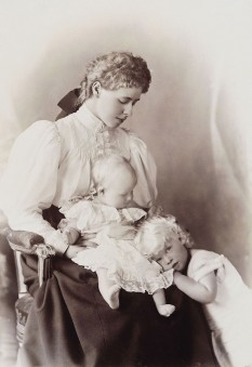Principesa Maria cu primii săi copii, Carol și Elisabeta, în 1895 - foto - ro.wikipedia.org