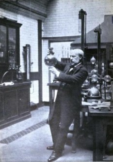 James Dewar (n. 20 septembrie 1842 — d. 27 martie 1923) chimist, inventator și fizician scoțian - foto: ro.wikipedia.org