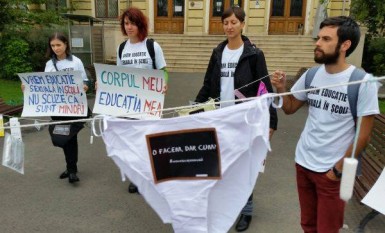 Mars in Bucuresti pentru introducerea educatiei sexuale in scoli - foto: facebook.com