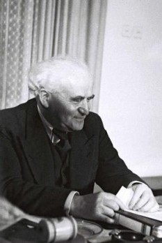 David Ben Gurion (numele la naștere: David Josef Grün sau Gryn, n.16 octombrie 1886 - d. 1 decembrie 1973), politician și om de stat social democrat israelian, evreu originar din Polonia, unul din principalii conducători și ideologi ai mișcării sioniste, de autodeterminare a poporului evreu, și ctitor al Statului Israel. A fost cel dintâi prim ministru al Israelului foto: ro.wikipedia.org