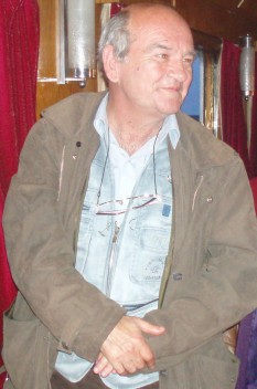 Ioan Groșan (n. 3 octombrie 1954, Satulung), prozator român - foto (Ioan Groşan în Trenul Regal, 2008): ro.wikipedia.org