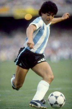 Diego Armando Maradona (n. 30 octombrie 1960, Lanús, Buenos Aires, Argentina), fost fotbalist argentinian și actualmente antrenor foto: britannica.com