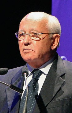Mihail Sergheevici Gorbaciov (născut pe 2 martie 1931), conducătorul Uniunii Sovietice din 1985 până în 1991. Încercările sale de reformă au dus la încheierea războiului rece, la încetarea monopolului politic al Partidului Comunist al Uniunii Sovietice și la prăbușirea Uniunii Sovietice. A primit Premiul Nobel pentru Pace în 1990 - foto: ro.wikipedia.org