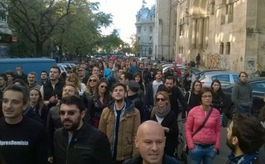 25.10.2015: Protest în Piaţa Universităţii, împotriva lui Gabriel Oprea  foto: Epoch Times România