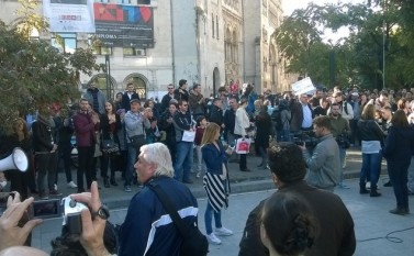 25.10.2015: Protest în Piaţa Universităţii, împotriva lui Gabriel Oprea 
foto: Epoch Times România