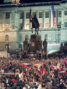 28 noiembrie 1989: În Cehoslovacia încep negocierile între Forumul Civic şi administraţia comunista - foto: cersipamantromanesc.wordpress.com