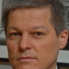 Dacian Julien Cioloș (n. 27 iulie 1969, Zalău), inginer agronom și om politic român. A ocupat funcția de comisar pentru domeniul agriculturii în cadrul Comisiei Europene între 2010-2014 - foto: ro.wikipedia.org