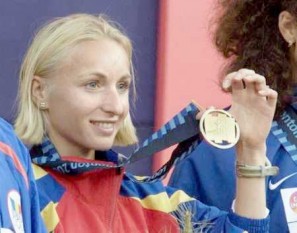 Gabriela Szabó (n. 14 noiembrie 1975, Bistrița), atletă din România de talie mondială, actualmente retrasă din activitatea sportivă. A fost desemnată, în 1999, cea mai bună atletă a lumii și cea mai bună sportivă a Europei. A stabilit record mondial la 2.000 m, în 1998, și la 5.000 m, în 1999, la Dortmund - foto: andreipartos.ro