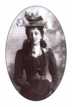 Lucy Maud Montgomery, (spunându-i-se mereu „Maud” de către familie și prieteni) și cunoscută publicului ca L. M. Montgomery, (30 noiembrie 1874 – 24 aprilie, 1942), scriitoare canadiană, celebră pentru seria de romane ce a început cu Anne of Green Gables, publicat în 1908 - foto: ro.wikipedia.org
