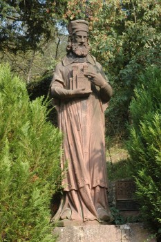 Saint Pirmin (ca. 700 - Hornbach 753), also named Pirminius, was a monk, strongly influenced by Celtic Christianity and Saint Amand. foto (Late medieval figure of Saint Pirmin at Murbach Abbey): en.wikipedia.org