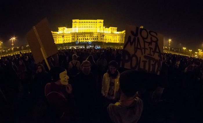 Proteste 4 noiembrie 2015; Bucuresti, Palatul Parlamentului
foto: Sergiu Nicolae Brega
