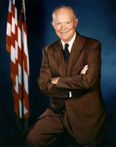 Dwight David Eisenhower,  (n. 14 octombrie 1890 - d. 28 martie 1969), cunoscut în mod afecționat și ca Ike, a fost un general și om politic republican american. A fost comandant suprem al armatelor aliate debarcate în Nordul Africii (1943), în Sicilia (1943) și în Vestul Europei (1944 - 1945). A fost primul comandant suprem al forțelor armate ale NATO (1949 - 1952) și președinte al SUA între anii 1953 și 1961. Doctrina sa, susținând protecția împotriva comunismului, a marcat profund politica internă și externă a Statelor Unite ale Americii pe parcursul anilor 1950 și 1960 - foto:  ro.wikipedia.org