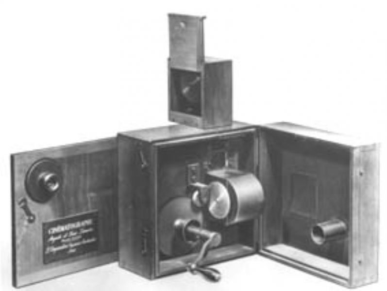 Primul aparat „cinematograf” al fraților Lumière folosit la filmat și la proiecție (alăturându-i-se o sursă de lumină) - foto: ro.wikipedia.org
