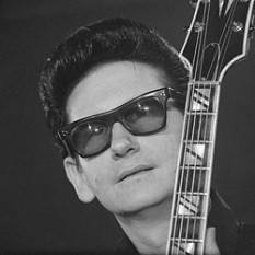 Roy Kelton Orbison (April 23, 1936 – December 6, 1988), also known by his nickname The Big O, was an American singer-songwriter and musician, best known for his trademark sunglasses, distinctive, powerful voice, complex compositions, and dark emotional ballads  foto: en.wikipedia.org