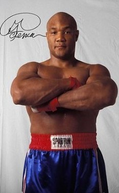 George Foreman (n. 10 ianuarie 1949, Marshall, Texas) este un fost boxer profesionist american la categoria grea, fost campion mondial, care în anul 1974 a fost detronat de celebrul Muhammad Ali. George Foreman a câștigat medalia de aur la box, categoria grea, la Olimpiada din 1968, de la Mexico City - foto: cersipamantromanesc.wordpress.com