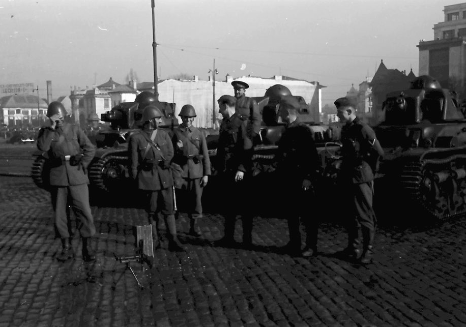 Soldati romani si germani in Piata Victoriei in timpul insurectiei legionare 1941 - foto: neamulromanescblog.wordpress.com
