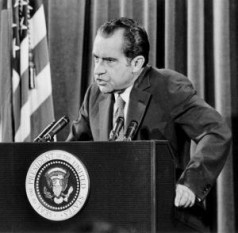 Richard Milhous Nixon (n. 9 ianuarie 1913 – d. 22 aprilie 1994), al treizeci și șaptelea președinte al Statelor Unite, îndeplinind această funcție între 1969 și 1974, când a devenit primul și încă singurul președinte american care a demisionat din funcție - foto: cersipamantromanesc.wordpress.com