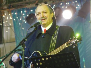 Victor Socaciu (n. 14 ianuarie 1953, Brașov), este un cantautor român de muzică folk, realizator de emisiuni de televiziune și parlamentar - foto: andreipartos.ro