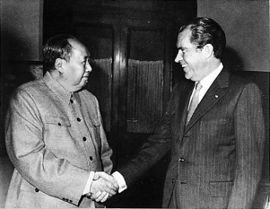Richard Nixon meets with Mao Zedong in Beijing, February 21, 1972 - foto: en.wikipedia.org