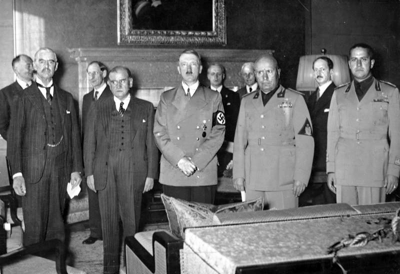 Personalitățile prezente la semnarea Acordurilor de la München, (de la stânga la dreapta) : Chamberlain, Daladier, Hitler, Mussolini și Ciano - foto: ro.wikipedia.org