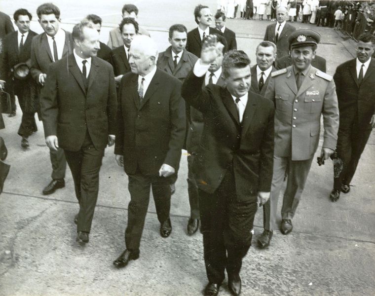 Alexander Dubcek (în primul rând, față stânga), în 1968, într-o vizită în România. În mijloc se află Ludvík Svoboda, precum și Nicolae Ceaușescu (dreapta față). Nicolae Ceaușescu a devenit celebru pentru că a condamnat vehement invazia din Cehoslovacia a Pactului de la Varșovia - foto preluat de pe ro.wikipedia.org