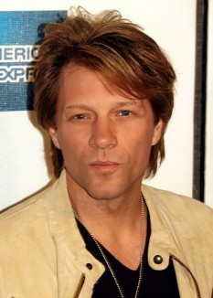 John Francis Bongiovi, Jr. (n. 2 martie 1962, Perth Amboy, New Jersey), cunoscut ca Jon Bon Jovi, este un actor, cântăreț, chitarist și compozitor american, lider și vocalist al formației Bon Jovi - in imagine, Bon Jovi în 2009 - foto: ro.wikipedia.org